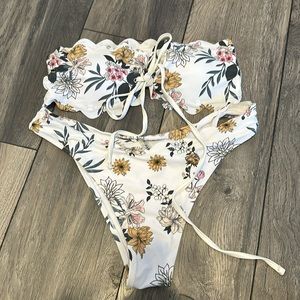 Women’s bikini, size L (8). New, never worn